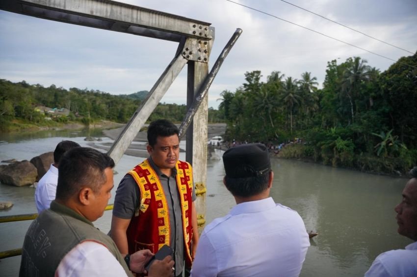 Tinjau Jembatan Ambruk di Nias Barat Bobby Nasution Pastikan Dibangun Tahun Ini