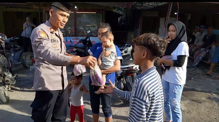 Polsek Tanjung Balai Selatan Kembali Berbagi Takjil dan Sayur Hasil Kebun Sendiri