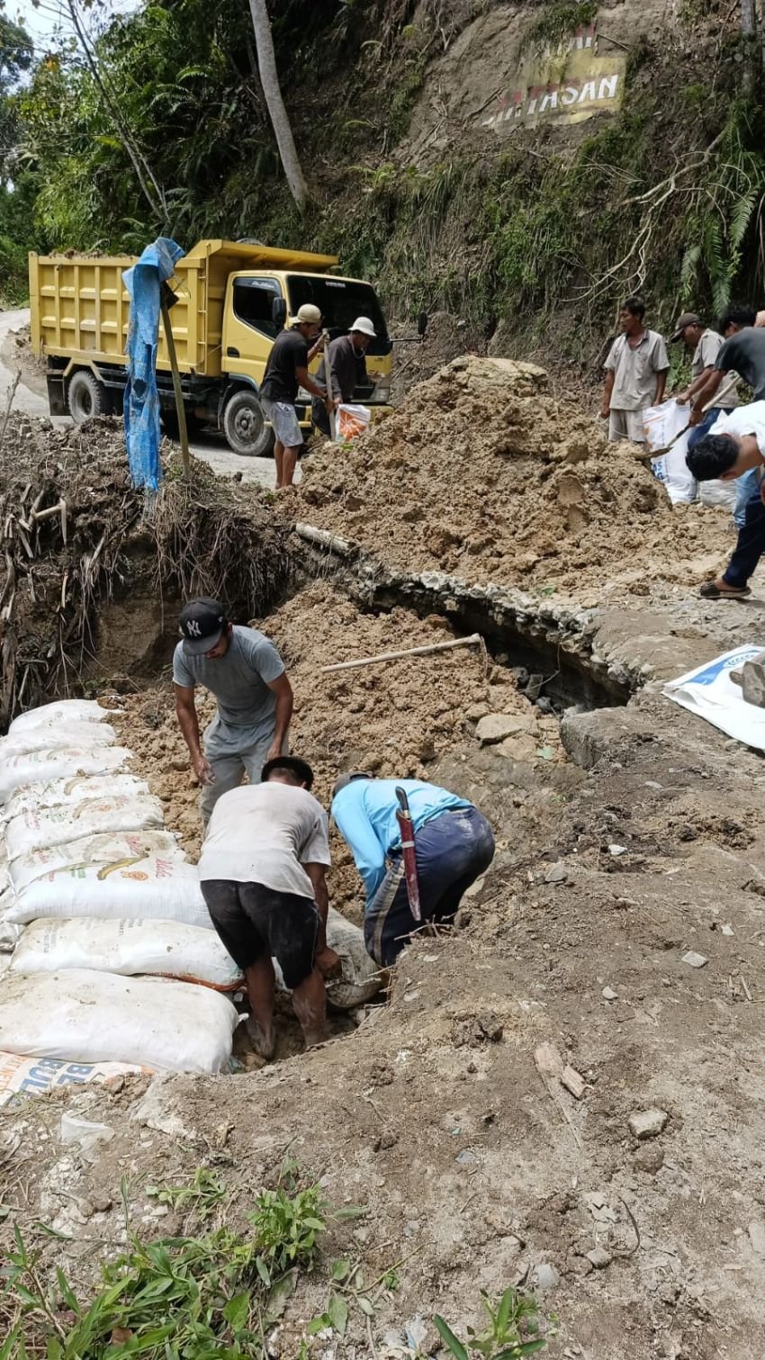 Masyarakat Gotong Royong Benahi Ruas Jalan Menuju Siatasan Simalungun