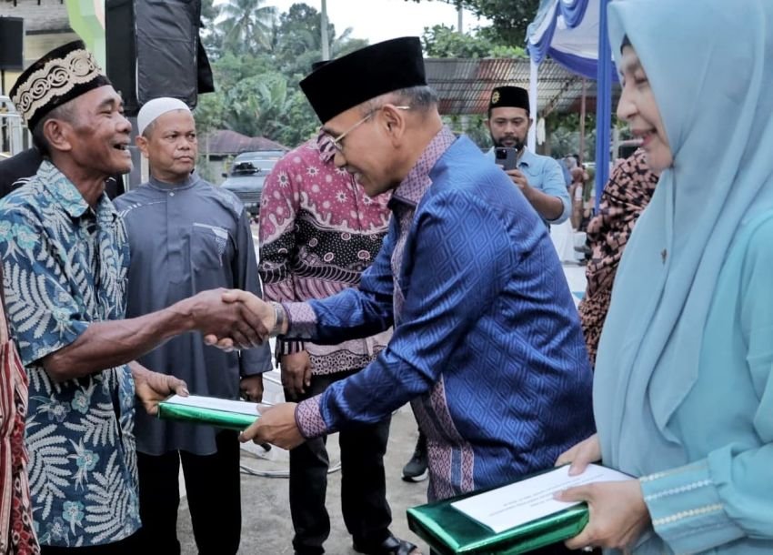 Sejumlah Penggali Kubur, Yatim Piatu, Lansia, Bilal Mayit Dapat Santunan di Simalungun