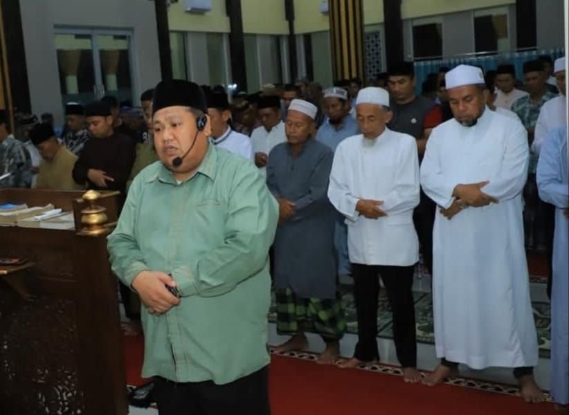 Bupati Labura Tarawih di Masjid Al Huda Baitussalam Sonomartani, Ketua KPAD Jadi Imam