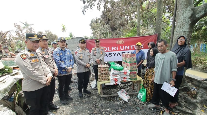 Kapolres Sergai Serahkan Bantuan Sembako kepada Korban Kebakaran di Perbaungan