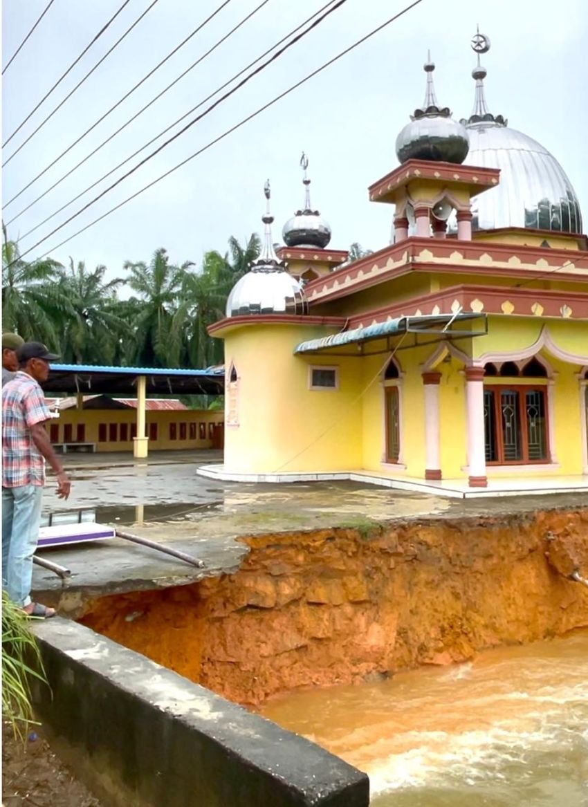 Hujan Deras Landa Labusel, Masjid di Torgamba Nyaris Roboh Diterjang Air