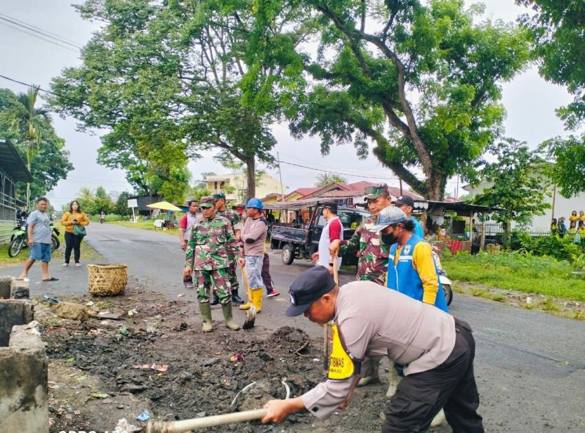 Bhabinkamtibmas Polsek Siantar Marihat Gotong Royong Bersama Masyarakat