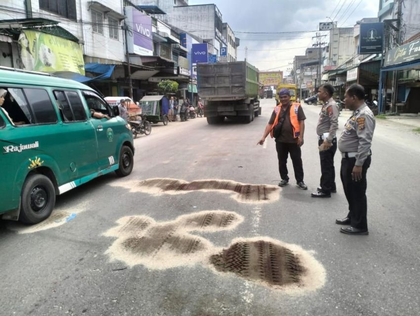 Tronton dan Honda Beat Terlibat Lakalantas di Jalinsum Perbaungan, 2 Tewas di TKP