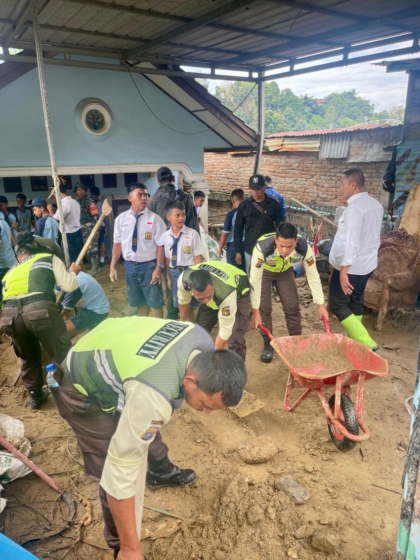 Siswa SMP Bantu Bersihkan Rumah Warga Terdampak Banjir di Parapat