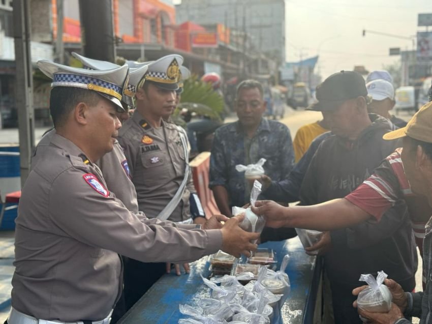 Satlantas Polres Batubara Berbagi Takjil Kepada Pengendara