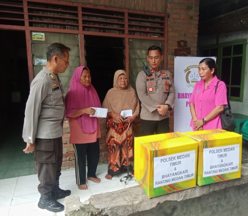 Kapolsek Medan Timur Santuni Warga Kurang Mampu