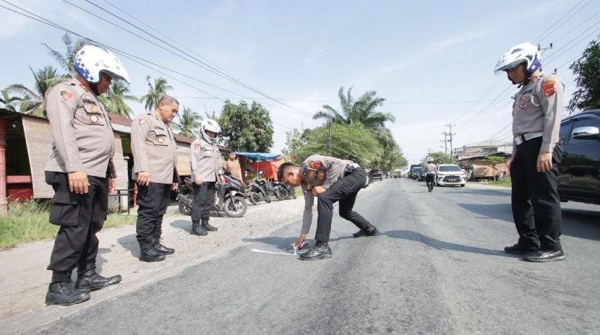 Antisipasi Lakalantas, Polres Sergai Tandai Jalan Berlubang di Jalinsum