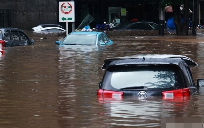 Mobil Terendam Banjir? Lakukan 7 Langkah Ini agar Kerusakan Tak Parah!