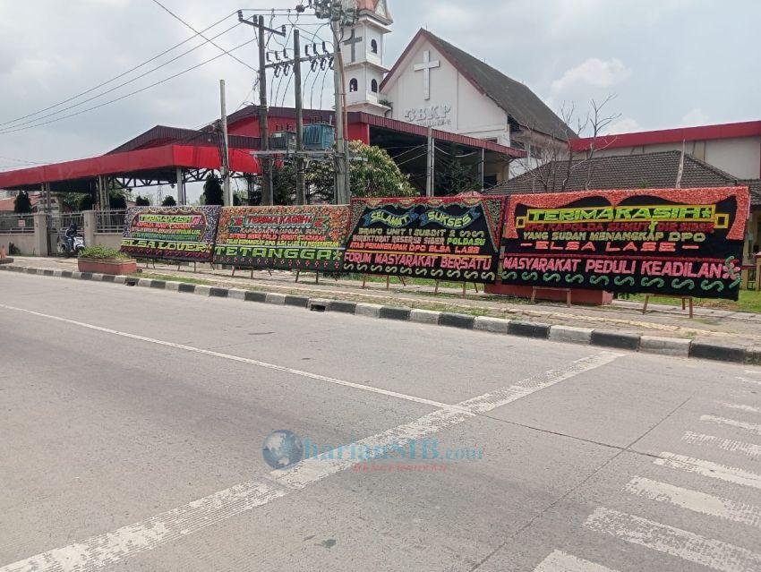 DPO Penyebar Foto Asusila Ditangkap, Papan Bunga Ucapan Terima Kasih Terpampang di Mapolda Sumut