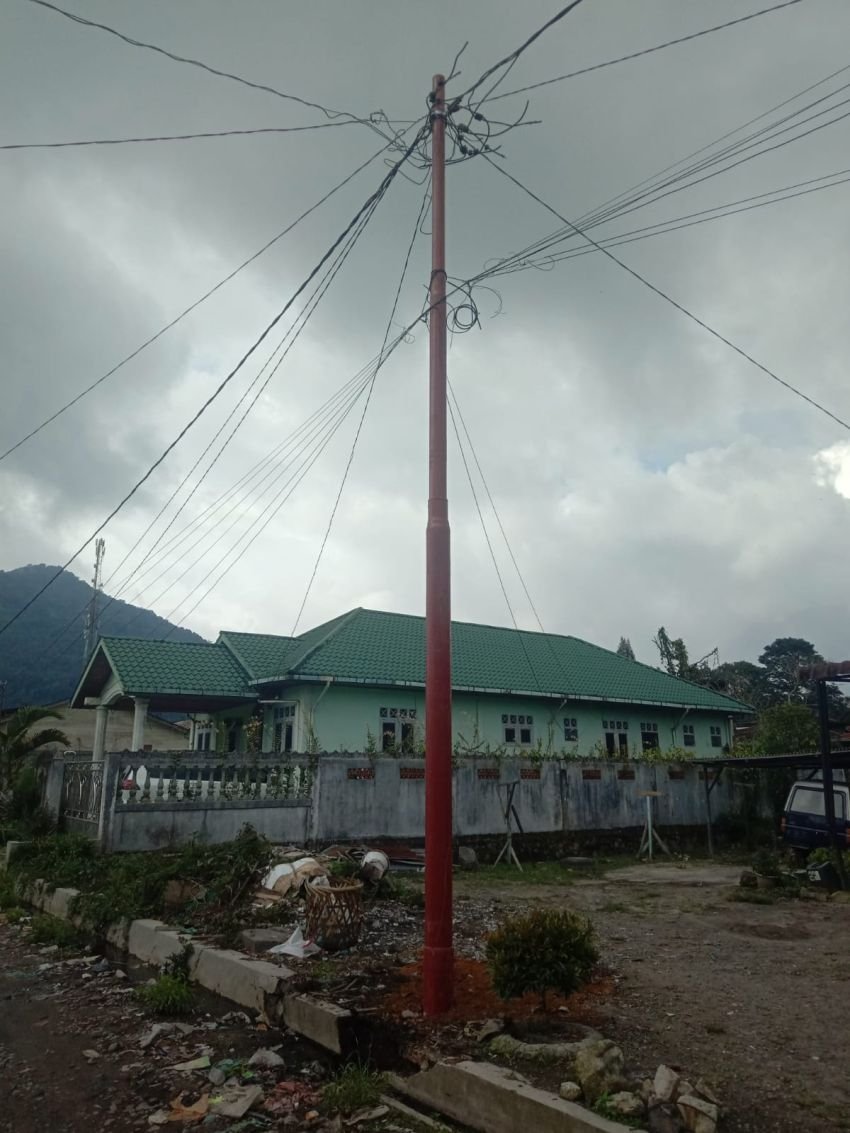 Setelah Diberitakan SIB, Tiang Listrik PLN yang Sudah Lapuk di Saribudolok Diganti