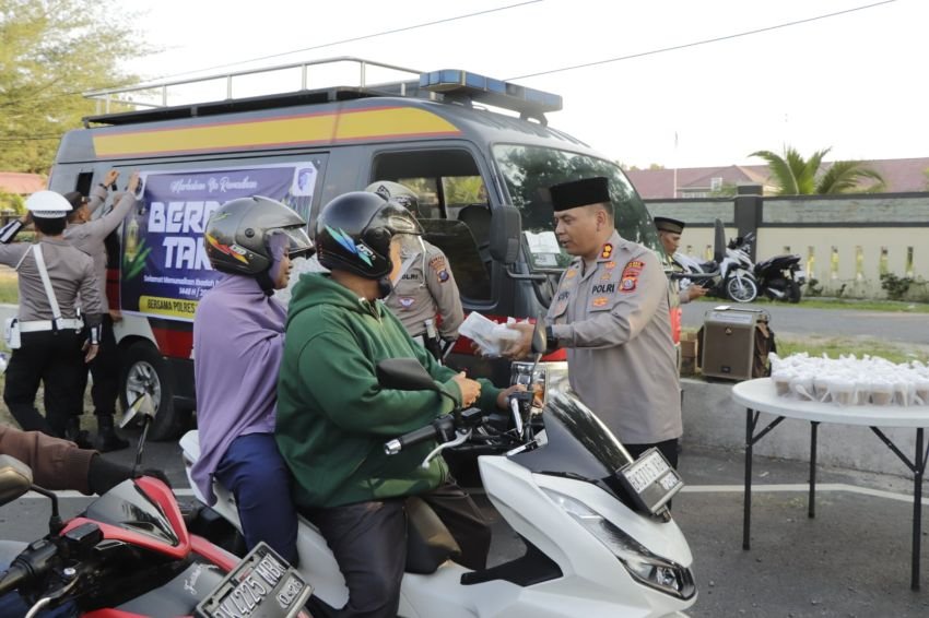 Sambut Ramadan, Kapolres Sergai Bagikan Takjil kepada Pengguna Jalan