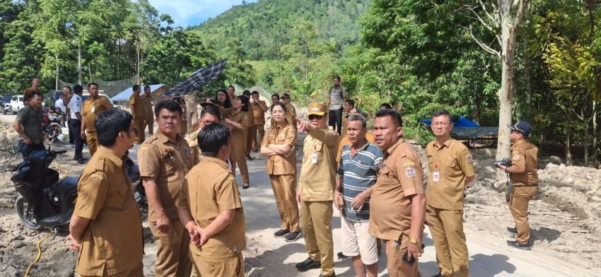 Bupati dan Wakil Bupati Humbahas Tinjau Tanah Longsor dan Jembatan Putus di Desa Tipang Baktiraja