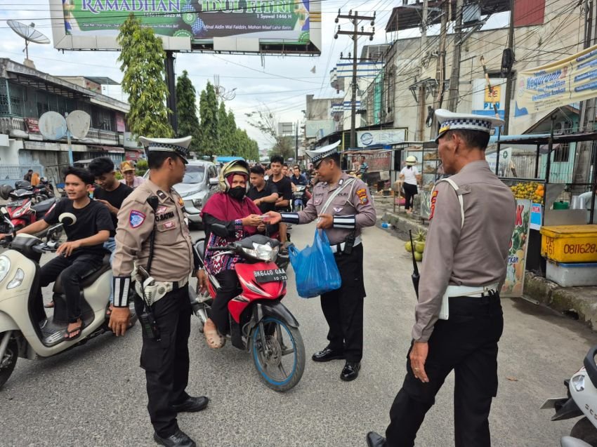 Sat Lantas Tanjungbalai Berbagi Berkah Bagikan Takjil Kepada Pengguna Jalan