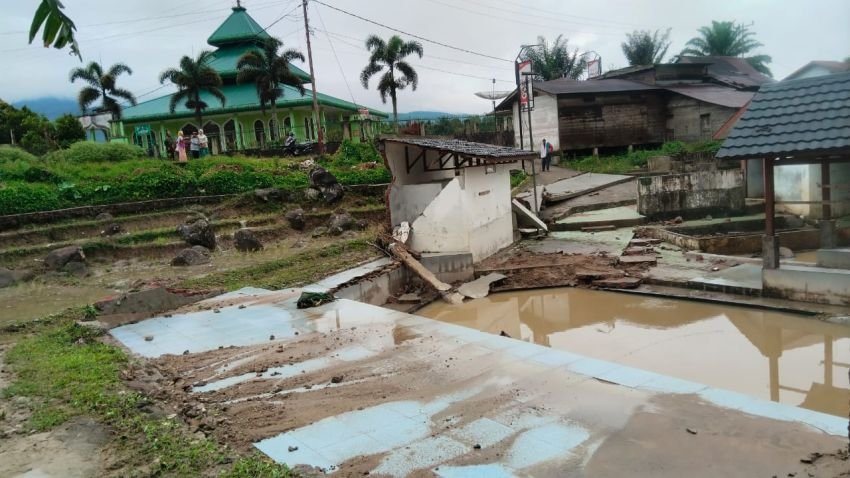 Pemandian Air Panas Sipirok Rusak Total Diterjang Banjir