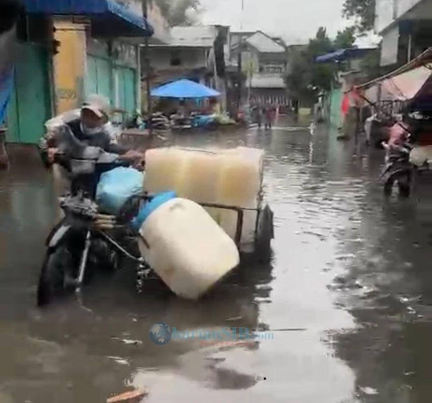 Di Guyur Hujan, Jalan Persatuan Pasar Gambir Tebingtinggi Tergenang Air