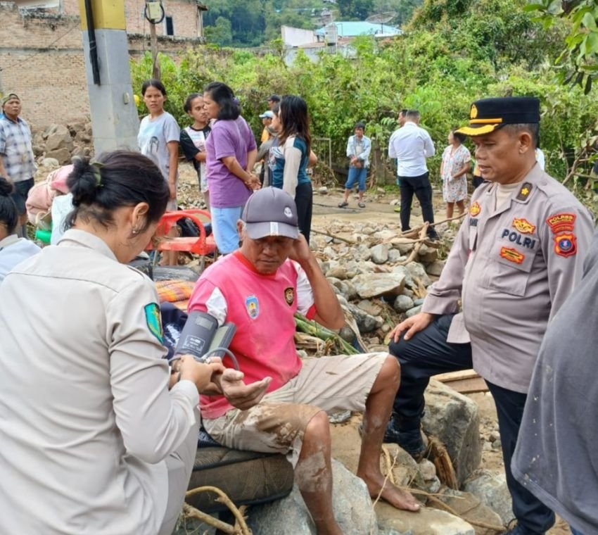 Polres Simalungun Beri Pelayanan Kesehatan kepada Korban Banjir di Parapat