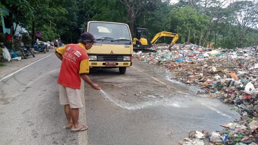 Tumpukan Sampah TPA di Badan Jalan Dikeluhkan Warga, Kadis PKPLH: Sudah Dibersihkan