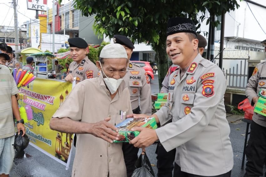 Berbagi Rezeki, Kapolres Bersama Sat Samapta Bagi Takjil ke Masyarakat