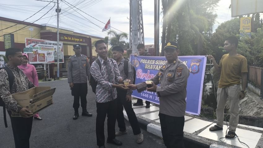 Personel SDM dan Propam Polres Sibolga Berbagi Takjil Kepada Warga