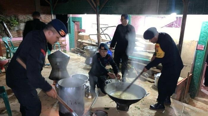 Polda Sumut Apresiasi Sat Brimob Dirikan Posko dan Dapur Lapangan Pasca Banjir Bandang di Padangsidimpuan