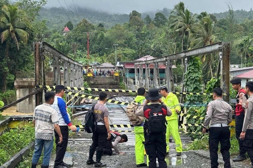 Jembatan Penghubung 3 Daerah di Nias Roboh Akibat Diterjang Banjir