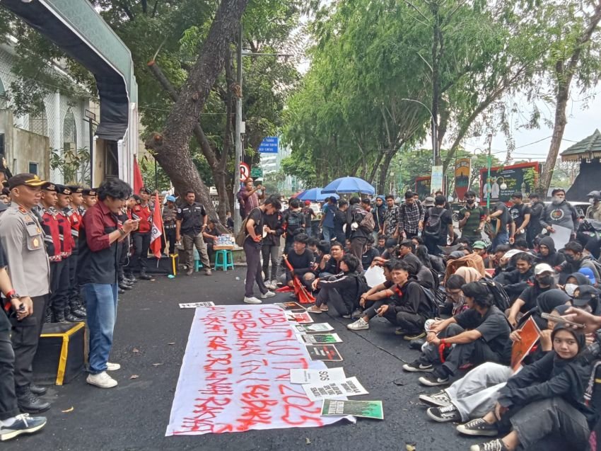 Puluhan Mahasiswa di Medan Demo di Depan Gedung DPRD Sumut, Tuntut Cabut UU TNI