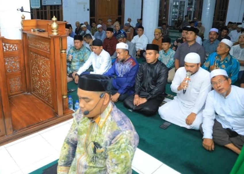 Ketua LPTQ Labura Jadi Imam Salat Tarawih di Masjid Nurul Huda Ujung Padang