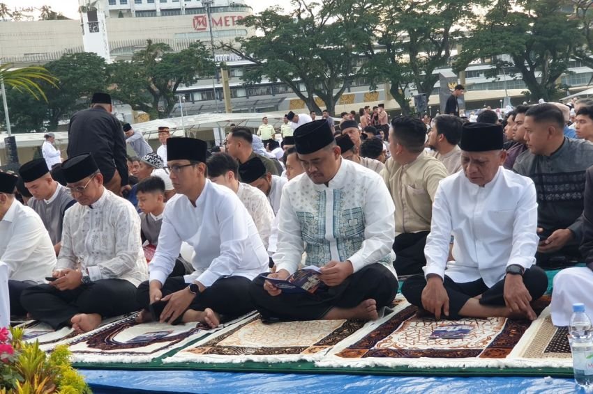 Bobby dan Rico Shalat Id di Lapangan Merdeka Medan