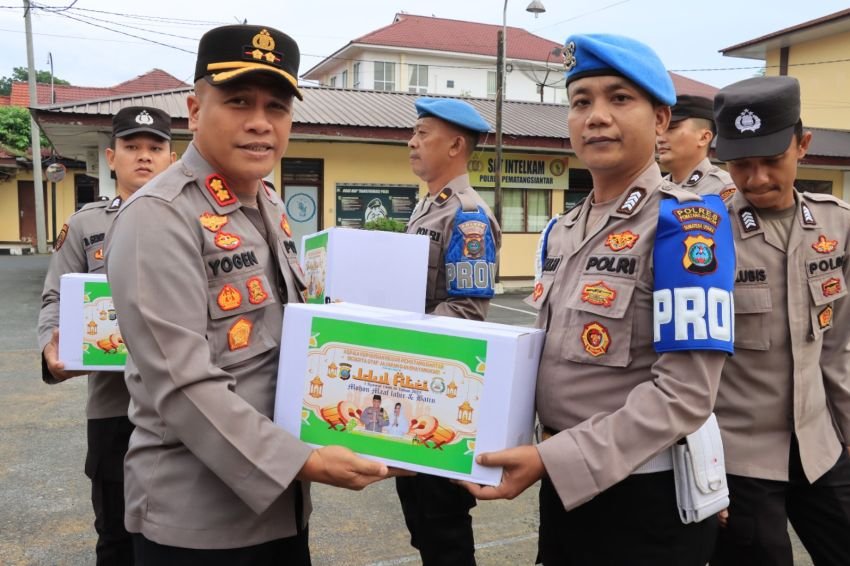 Yogen Bagikan Bingkisan Paket Lebaran ke Personel dan ASN Polres Pematangsiantar