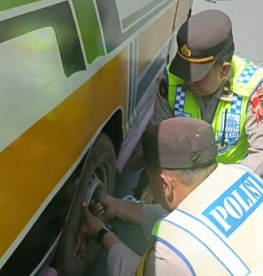 Aksi Mulia Ipda Irwan Saragih, Gerak Cepat Bantu Ganti Ban Kendaraan Pemudik yang Pecah