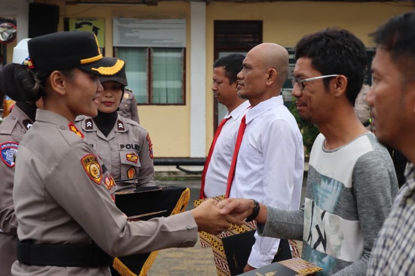 Kapolres Beri Piagam Penghargaan kepada Personel dan Warga
