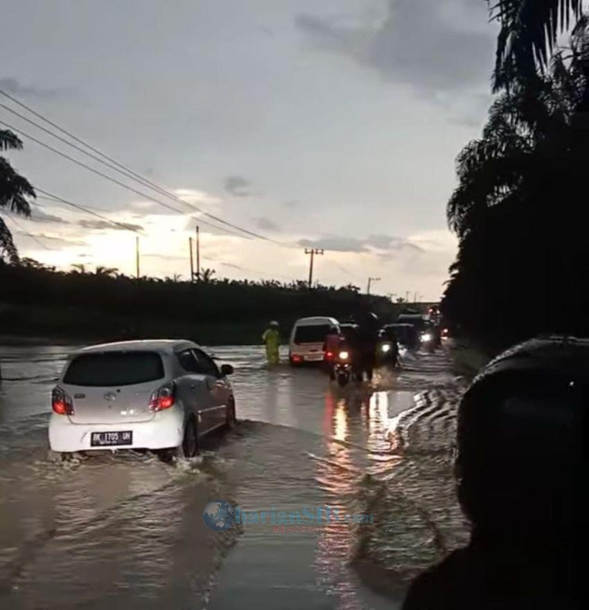 Diguyur Hujan Deras, Kampung Makmur Dan Sejumlah Ruas Jalan di Labusel Tergenang