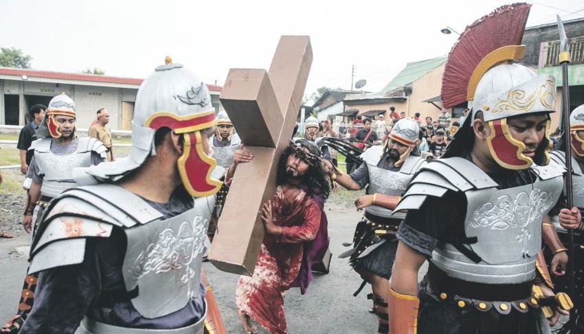 Ratusan Umat Katolik Saksikan Visualisasi Jalan Salib Jumat Agung di Solo
