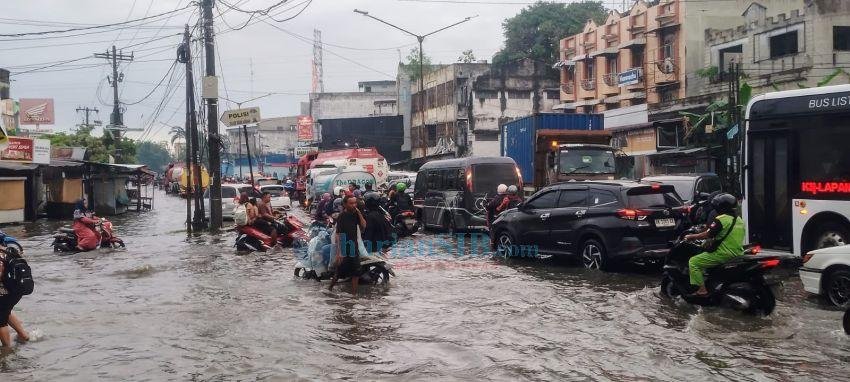 Diguyur Hujan Deras Pemukiman Warga dan Jalan Utama di Medan Labuhan dan Marelan Terendam Banjir