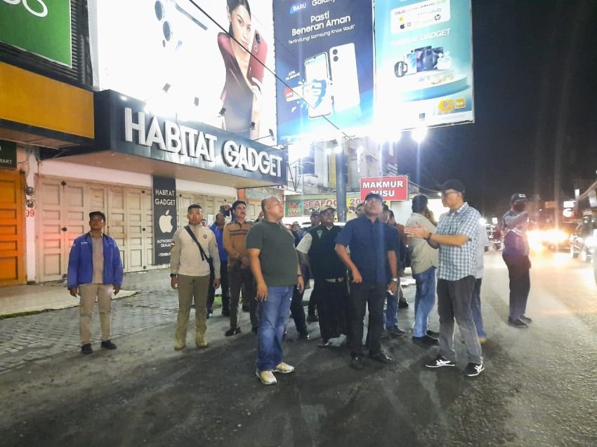 Tak Miliki Izin, Satpol PP Deliserdang Bongkar Tiang Reklame di Percut Seituan