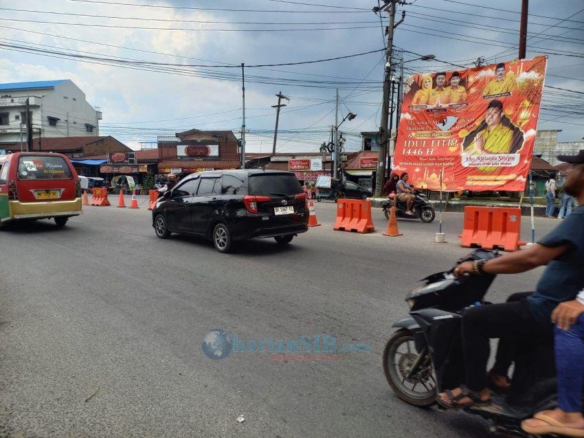 Mengatasi Kemacetan Lalulintas, Petugas Pasang Pembatas di Simpang Selayang Medan