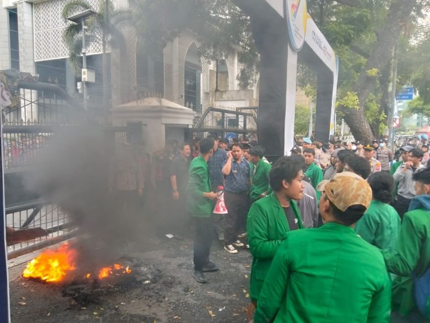Massa Mahasiswa Unjuk Rasa Bakar Ban Bekas di Depan Gedung DPRD SU Tuntut Cabut UU TNI