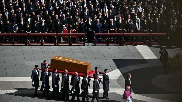 Misa Pemakaman Dimulai, Jenazah Paus Fransiskus Dibawa ke Alun-alun Santo Petrus