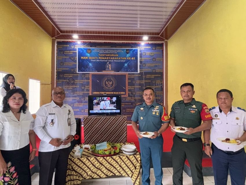 Kalapas Barus Potong Tumpeng Acara Tasyakuran HBP Ke- 61