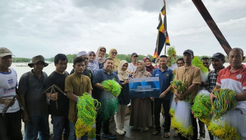 Pelindo Regional 1 Salurkan Bantuan Alat Tangkap kepada Nelayan di Belawan