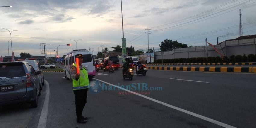 Arus Lalu Lintas Menuju Tol Sinaksak Ramai Lancar