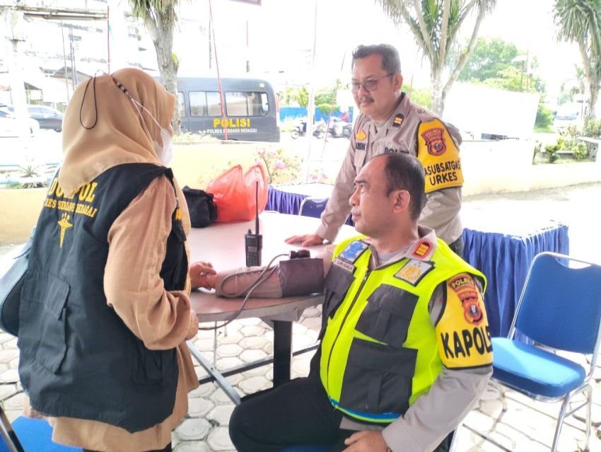 Polres Sergai Terjunkan Tim Dokkes Periksa Kesehatan Personel di Pos Pam I Perbaungan