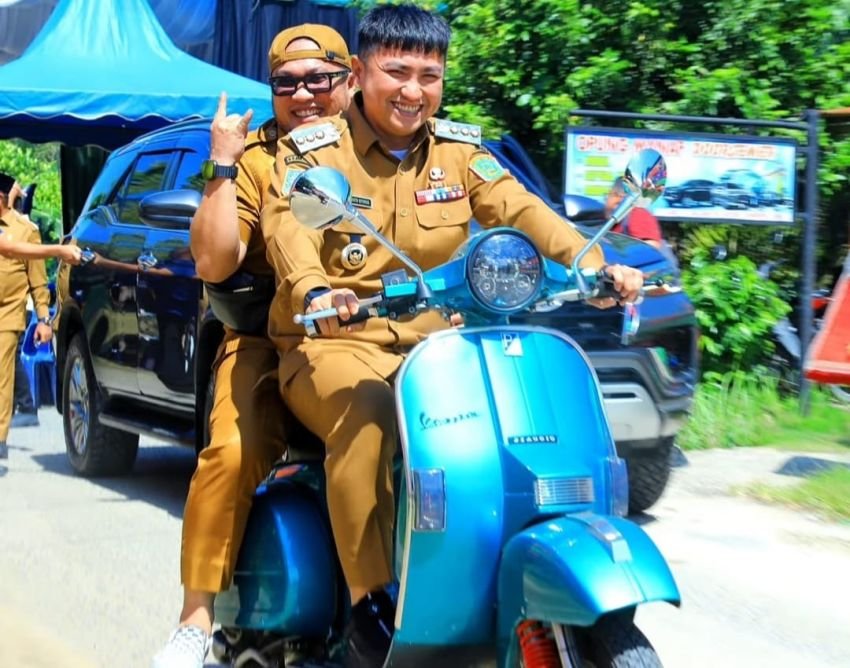 Hari Pertama Kerja, Bupati dan Ketua Katar Labura Naik Vespa Sapa Warga Aekkanopan