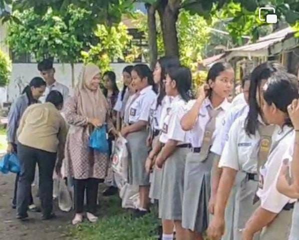 Rayakan Paskah, SMAN 2 Bandar Gelar Baksos Berikan Bantuan Sembako kepada Siswa Kurang Mampu
