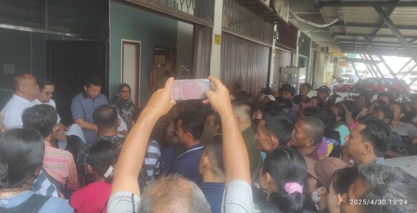 Terkait Pesangon, Ratusan Orang Datangi Kantor Disnakerin Labura