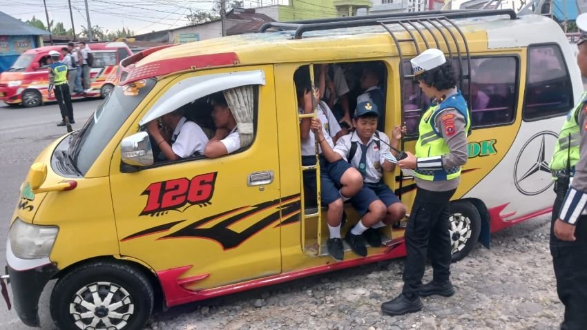 Demi Keselamatan, Satlantas Minta Supir Tidak Biarkan Penumpang Bergantungan