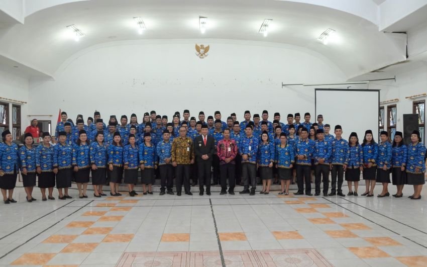 Bupati Humbahas Lantik 70 Kepala Sekolah TK, SD dan SMP