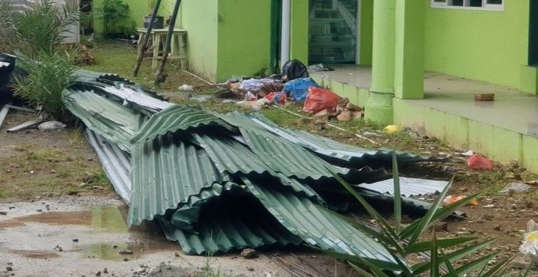 Atap Seng Universitas AL Washliyah Diterbangkan Angin